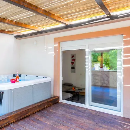 Lägenhet Alena With Jacuzzi *