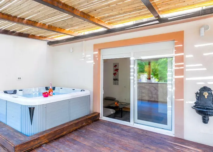 아파트 Alena With Jacuzzi *