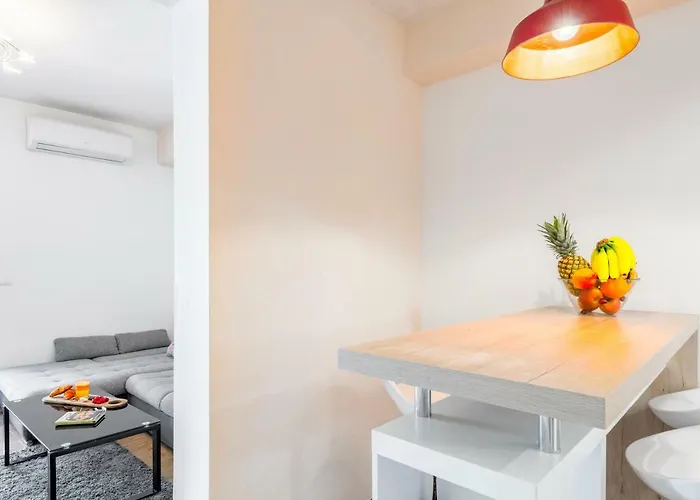 Alena With Jacuzzi 아파트