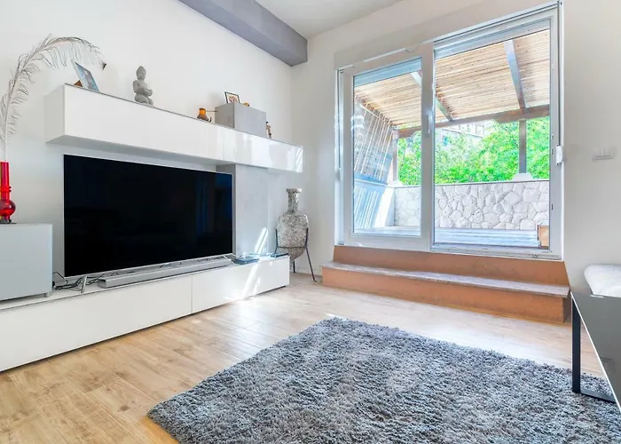 Alena With Jacuzzi 아파트 *