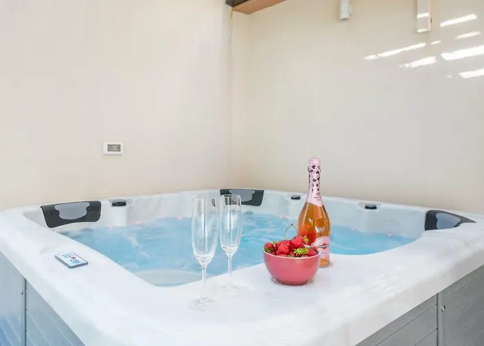 Alena With Jacuzzi 아파트 *