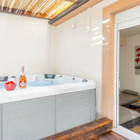 Alena With Jacuzzi Apartmán *