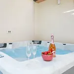 Alena With Jacuzzi Appartamento *