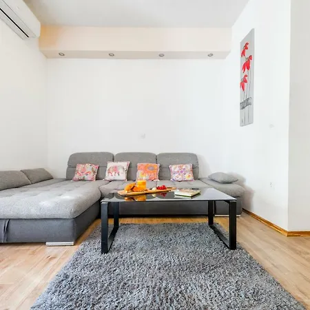 Alena With Jacuzzi Apartament