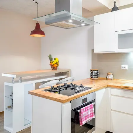 Alena With Jacuzzi Apartament Split