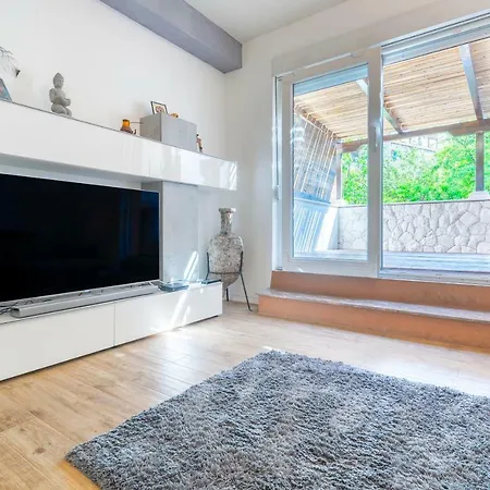 Alena With Jacuzzi 아파트 *