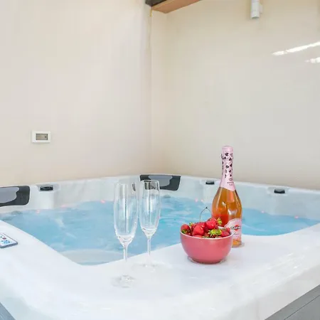 Alena With Jacuzzi 아파트 *