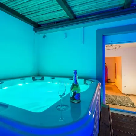 Апартаменты Alena Luxury With Jacuzzi