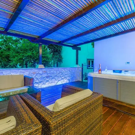 Апартаменты Alena Luxury With Jacuzzi *