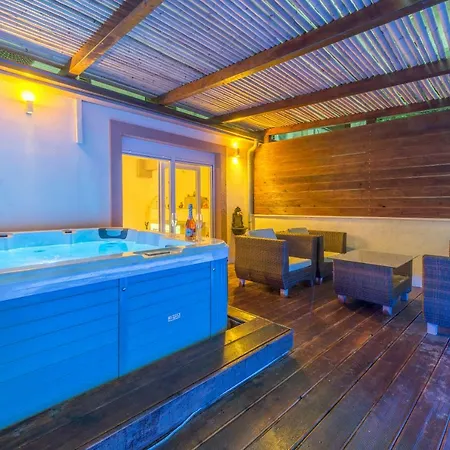 Апартаменты Alena Luxury With Jacuzzi *